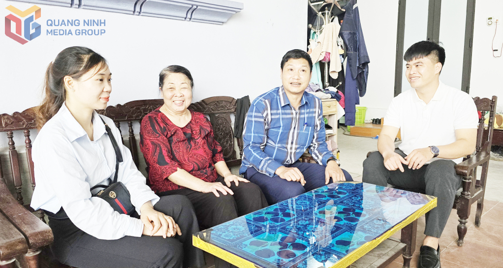 Bí thư Chi bộ, Trưởng khu phố Liên Hòa 1, (phường Liên Hòa) Nguyễn Hoàng Sơn cùng cán bộ khu phố đến từng hộ dân để tuyên truyền, vận động thực hiện các nhiệm vụ chung.