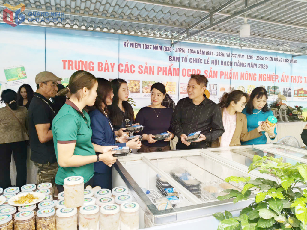 Sản phẩm hàu đại dương của Công ty CP Thủy sản Tất Thành được trưng bày tại Lễ hội Bạch Đằng năm 2025