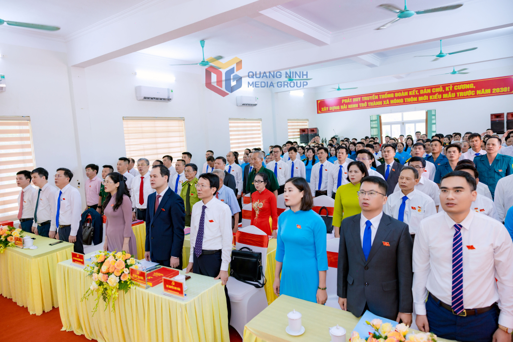 Các đại biểu thực hiện nghi lễ chào cờ tại Đại hội
