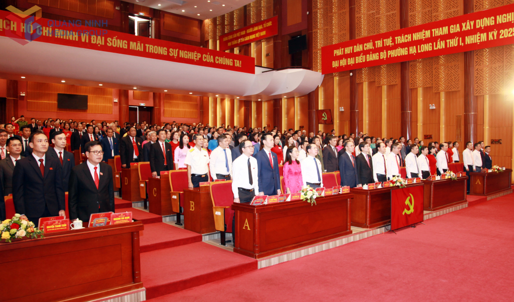 Các đại biểu thực hiện nghi thức chào cờ.