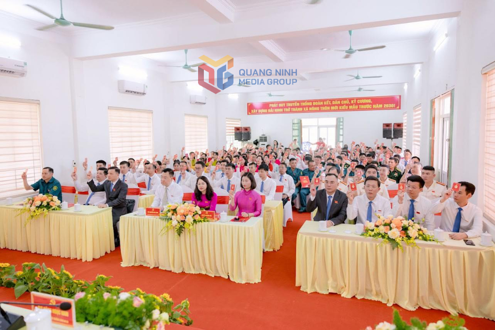 Với phương châm “Đoàn kết - Dân chủ - Kỷ cương - Đột phá - Phát triển”, các đại biểu biểu quyết thông qua Nghị quyết Đại hội