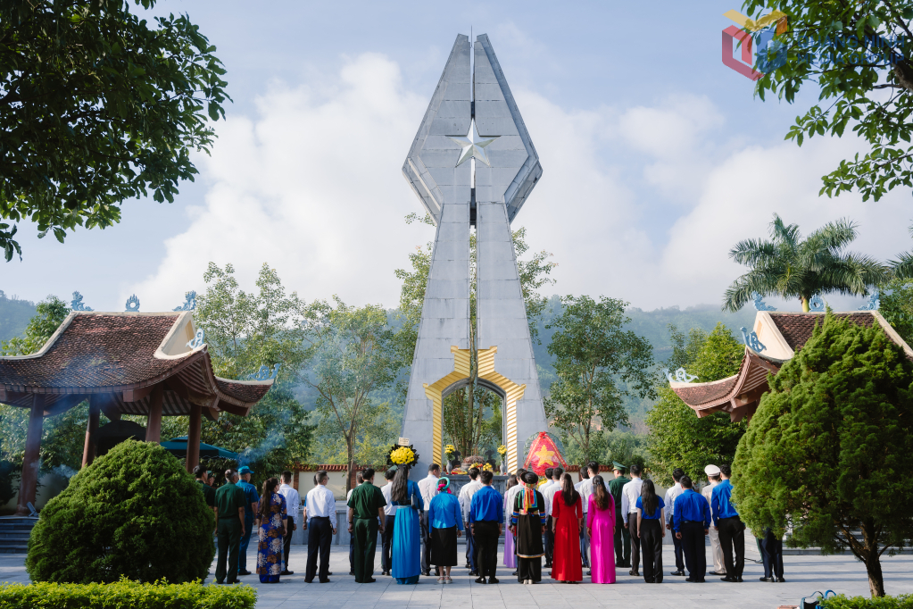 Đoàn đại biểu xã Hải Sơn tổ chức dâng hương, hoa tại Đài tưởng niệm Liệt sĩ Pò Hèn