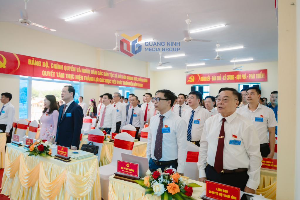 Các đại biểu thực hiện nghi lễ chào cờ tại Đại hội