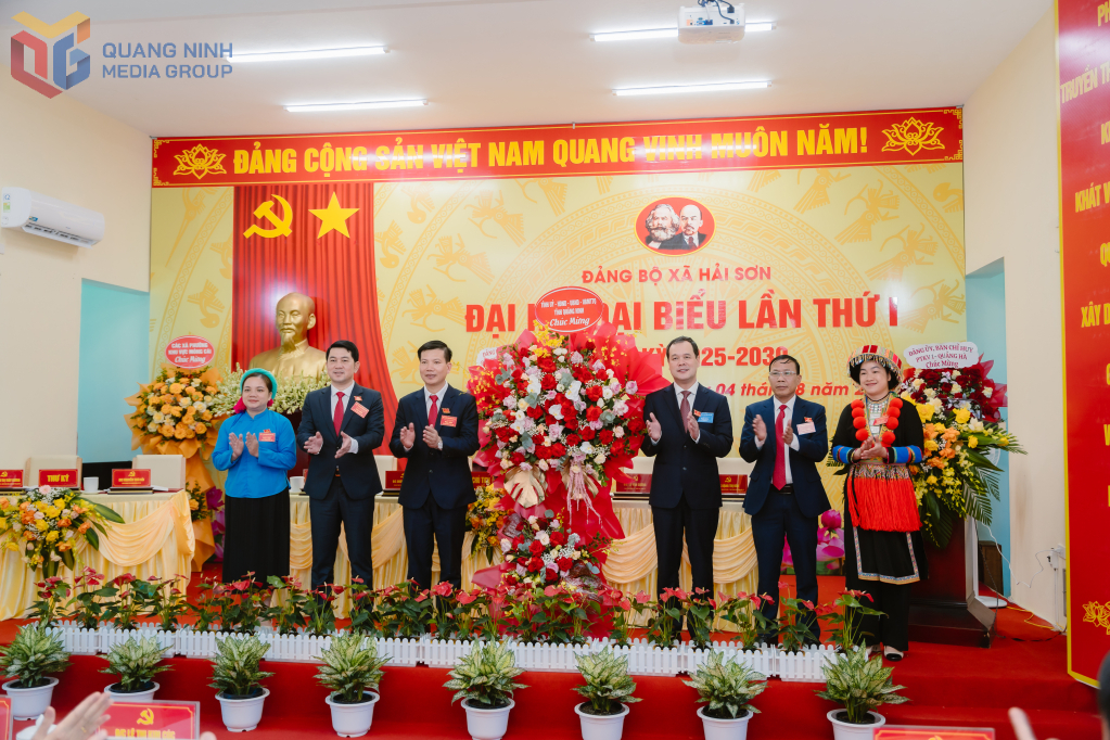 Đồng chí Điệp Văn Chiến, Uỷ viên BTV, Trưởng Ban Nội chính Tỉnh uỷ tặng hoa chúc mừng Đại hội