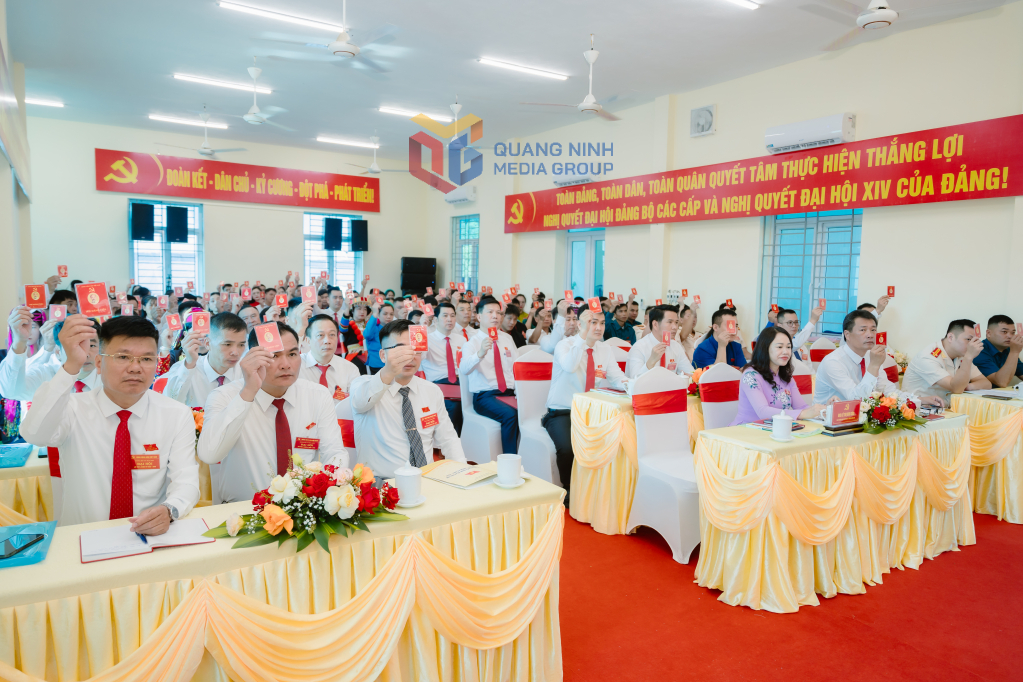 Các đại biểu biểu quyết thông qua Nghị quyết Đại hội
