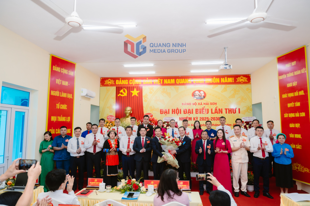Đồng chí Điệp Văn Chiến, Uỷ viên BTV, Trưởng Ban Nội chính Tỉnh uỷ tặng hoa chúc mừng BCH Đảng bộ xã Hải Sơn lần thứ I, nhiệm kỳ 2025-2030 gồm 27 đồng chí. Đồng chí Đỗ Viết Mạnh được chỉ định làm Bí thư Đảng uỷ. 
