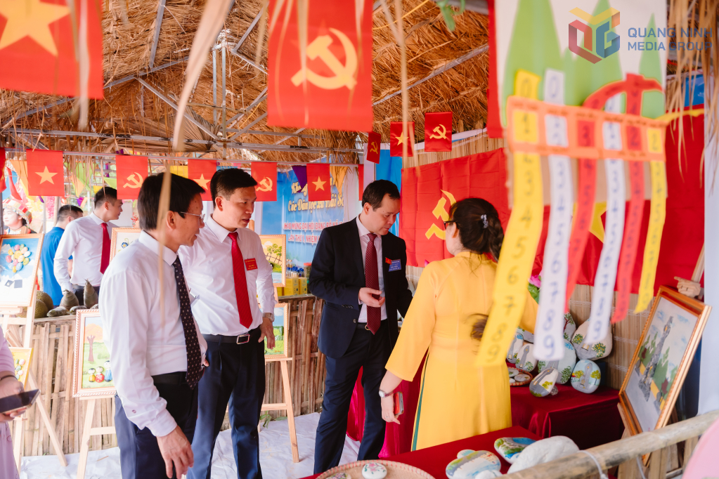 Đồng chí Điệp Văn Chiến, Uỷ viên BTV, Trưởng Ban Nội chính Tỉnh uỷ thăm khu vực giới thiệu sản phẩm OCOP của xã Hải Sơn tại Đại hội