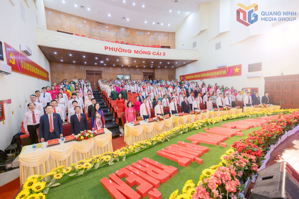 Các đại biểu thực hiện nghi lễ chào cờ tại Đại hội
