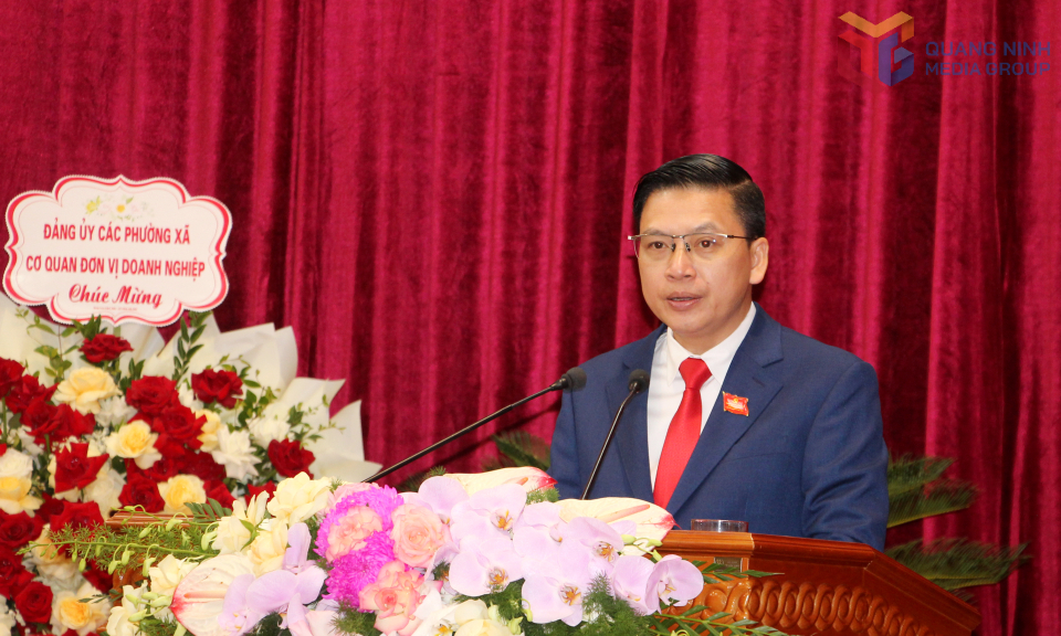 Đồng chí Đinh Ngọc Chiến, Bí thư Đảng ủy phường Cửa Ông, phát biểu tại đại hội.