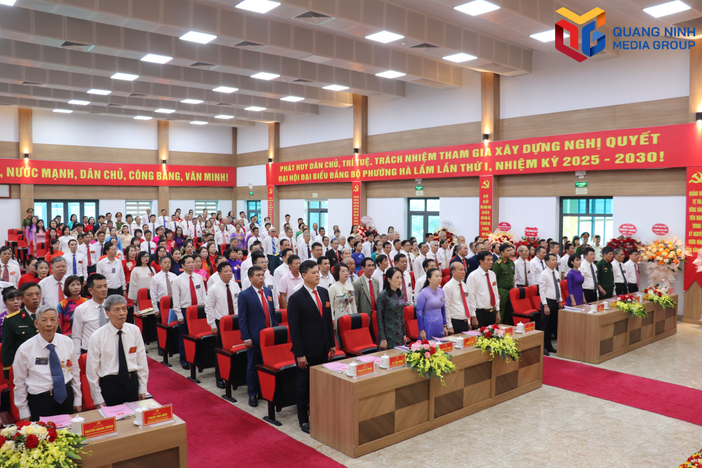 Các đại biểu thực hiện nghi thức chào cờ.