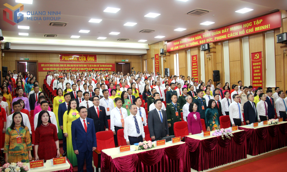 Các đại biểu thực hiện nghi thức chào cờ.