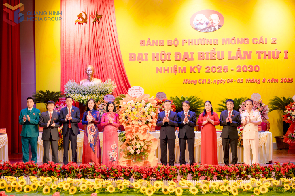 Đồng chí Phạm Đức Ấn, Phó Bí thư Tỉnh uỷ, Chủ tịch UBND tỉnh tặng hoa chúc mừng Đại hội