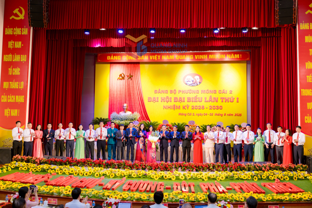 Đồng chí Phạm Đức Ấn, Phó Bí thư Tỉnh uỷ, Chủ tịch UBND tỉnh tặng hoa, chúc mừng BCH Đảng bộ phường Móng Ccais 2, nhiệm kỳ 2025-2030 gồm 27 đồng chí. Đồng chí Vũ Thị Thanh Thảo được chỉ định làm Bí thư Đảng uỷ phường