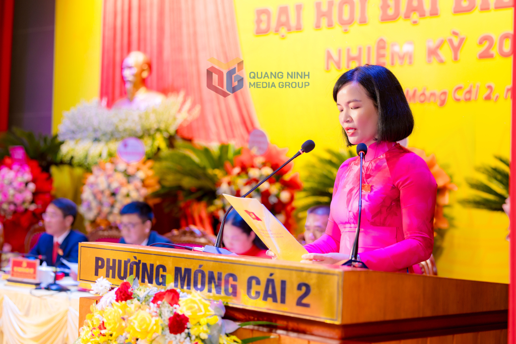 Đồng chí Vũ Thị Thanh Thảo, Bí thư Đảng uỷ phường Móng Cái 2 phát biểu tại Đại hội