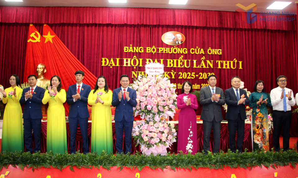Đồng chí Trịnh Thị Minh Thanh, Phó Bí thư Thường trực Tỉnh ủy, Chủ tịch HĐND tỉnh, tặng hoa chúc mừng đại hội.