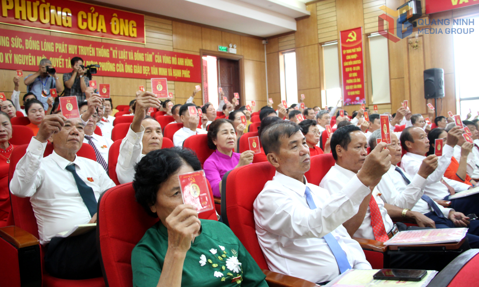 Các đại biểu biểu quyết thông qua nghị quyết đại hội.