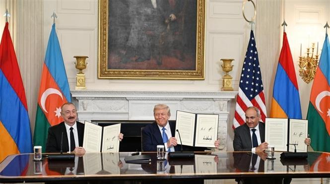 Tổng thống Mỹ Donald Trump (giữa) chủ trì cuộc hòa đàm và ký kết thoả thuận hợp tác giữa Tổng thống Azerbaijan Ilham Aliyev (trái) với Thủ tướng Armenia Nikol Pashinyan tại thủ đô Washington DC., ngày 8/8/2025. Ảnh: AZERTAC/TTXVN