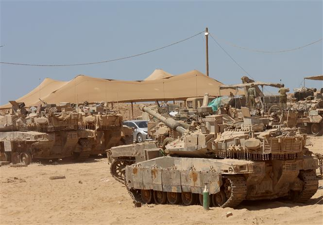Xe quân sự Israel được triển khai ở miền nam nước này, gần biên giới với Dải Gaza. Ảnh: THX/TTXVN