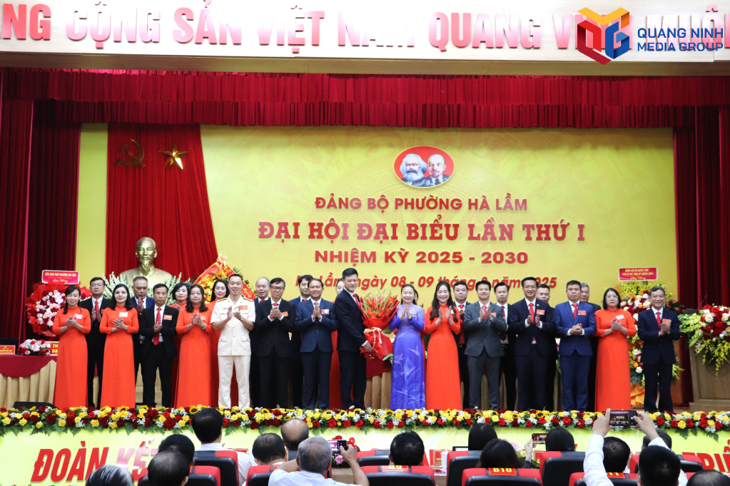 Đồng chí Vi Ngọc Bích, Ủy viên BTV Tỉnh ủy, Phó Chủ tịch Thường trực HĐND tỉnh tặng hoa chúc mừng Ban Chấp hành Đảng bộ phường Hà Lầm, nhiệm kỳ 2025-2030