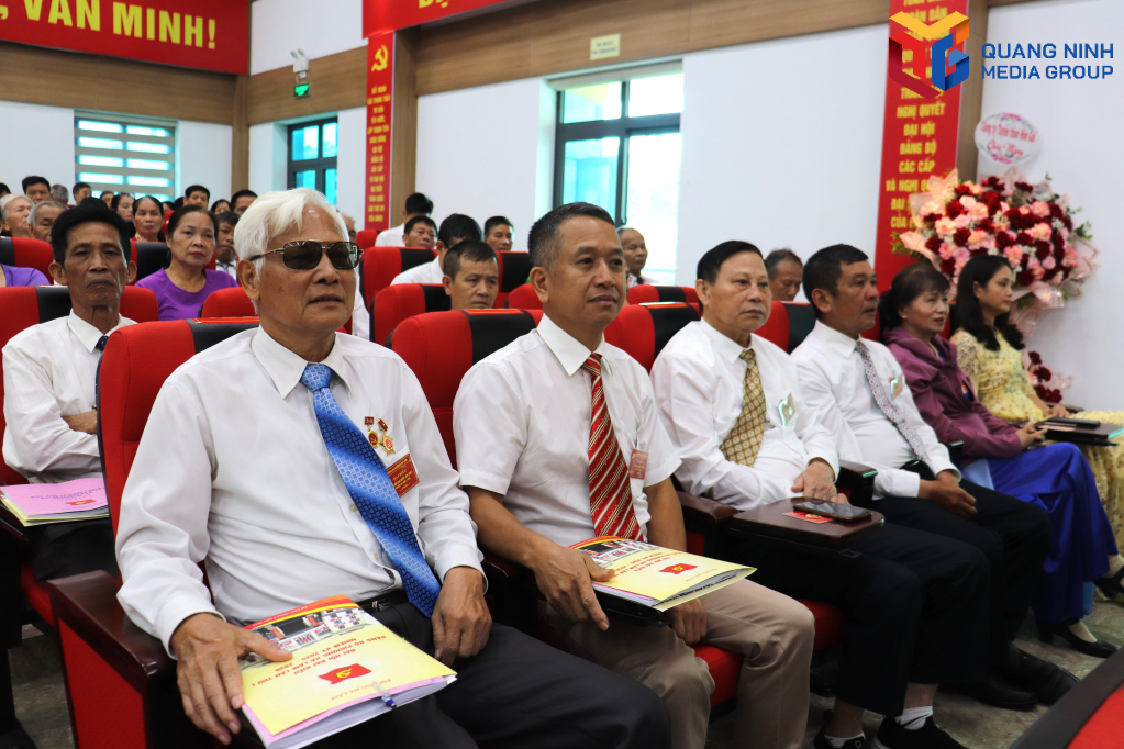Các đại biểu chăm chú theo dõi đại hội. 
