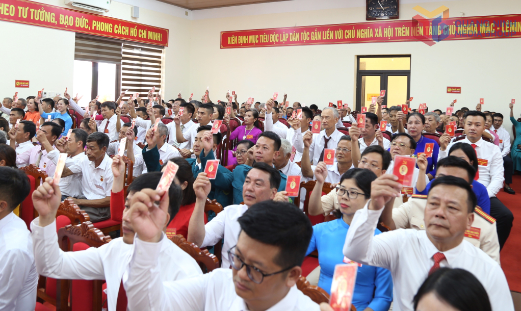 Các đại biểu biểu quyết thông qua Nghị quyết đại hội.