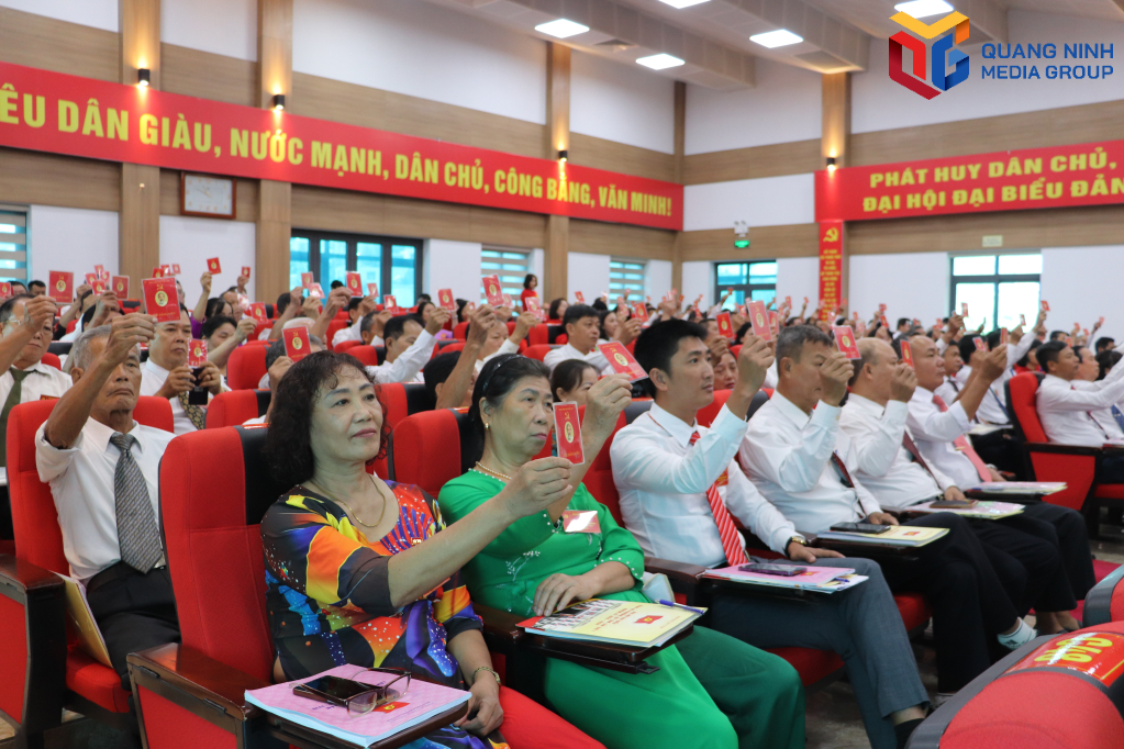 Các đại biểu biểu quyết thông qua Nghị quyết đại hội.