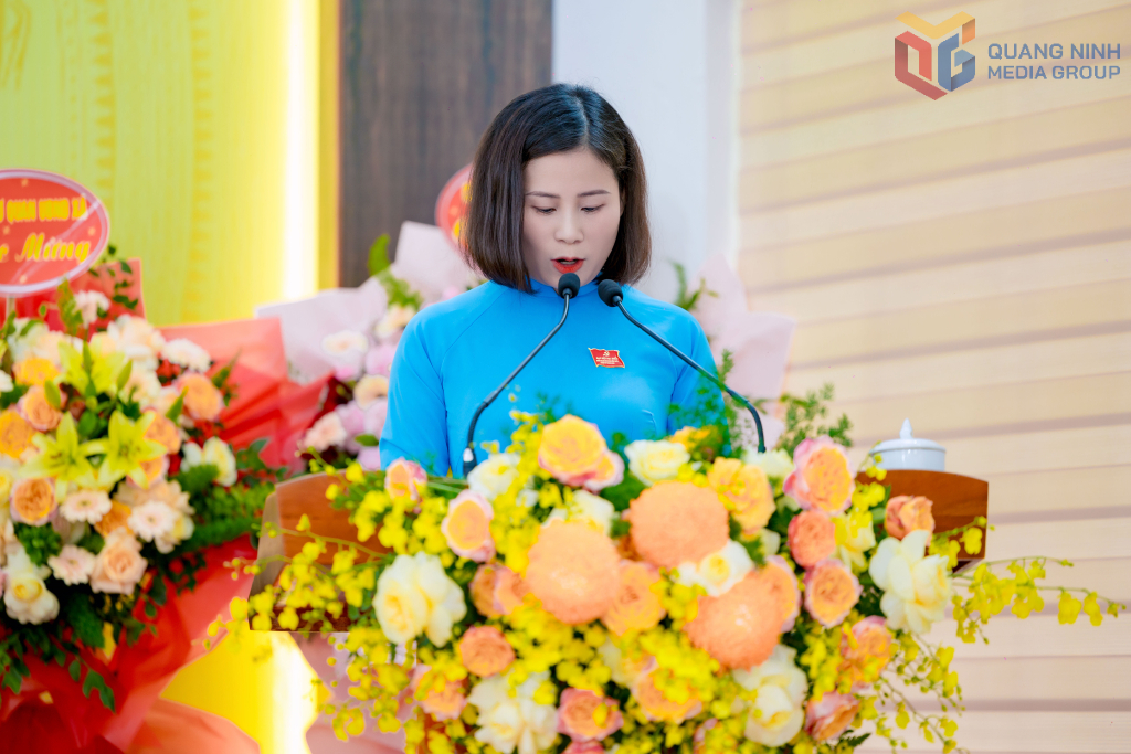 Đồng chí Nguyễn Thị Ninh, Bí thư Đảng uỷ xã Hải Ninh phát biểu tại Đại hội