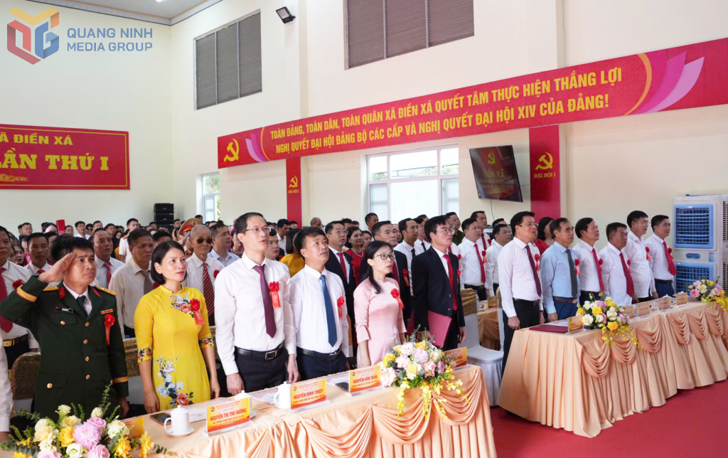 Các đại biểu thực hiện nghi thức chào cờ.