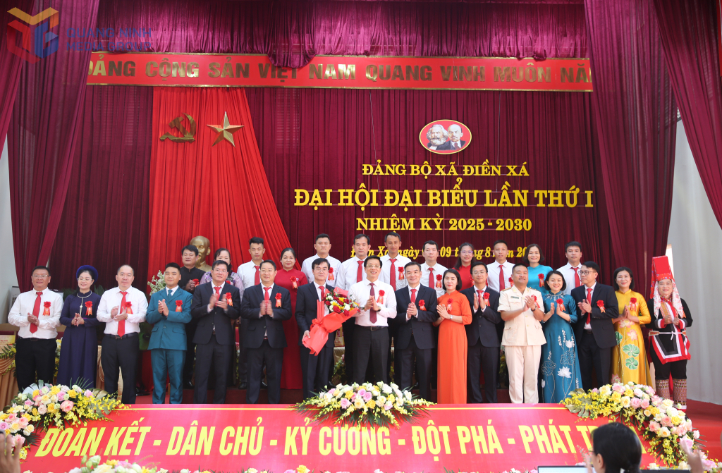 Đồng chí Nguyễn Văn Hồi, Chủ tịch Uỷ ban MTTQ Việt Nam tỉnh Quảng Ninh tặng hoa chúc mừng Ban chấp hành Đảng bộ xã Điền Xá, nhiệm kỳ 2025-2030.