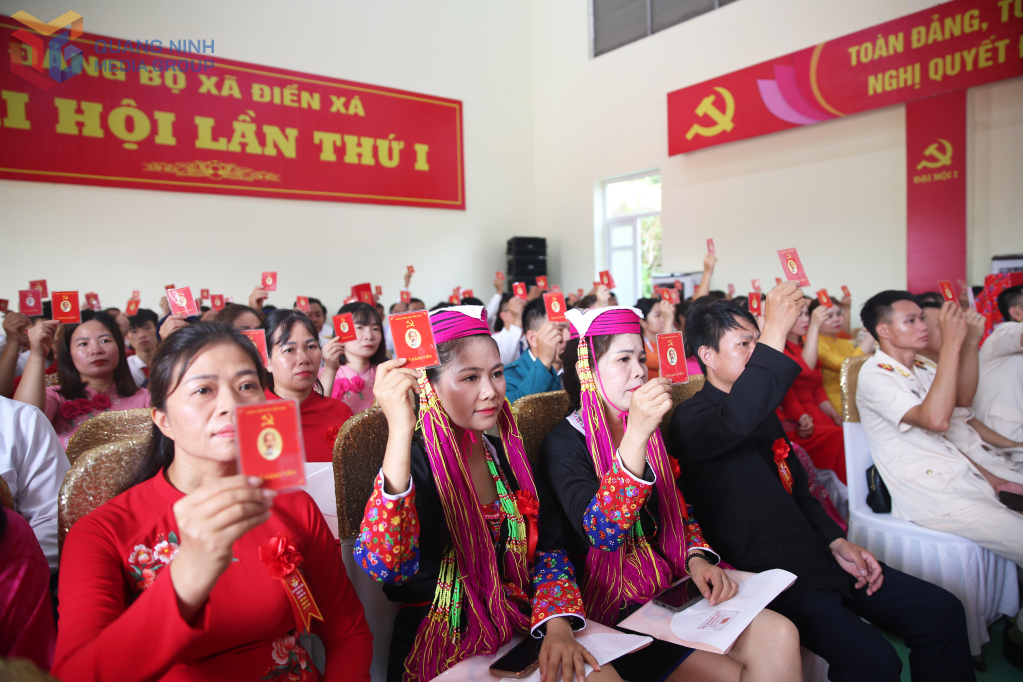 Đại biểu biểu quyết thông qua Nghị quyết tại Đại hội.