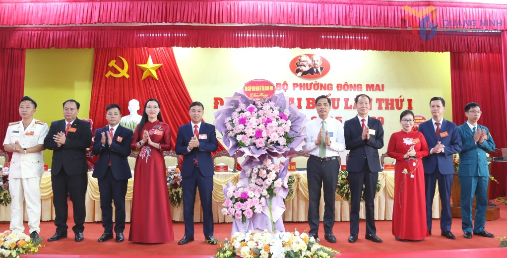 tặng hoa chúc mừng đại hội.