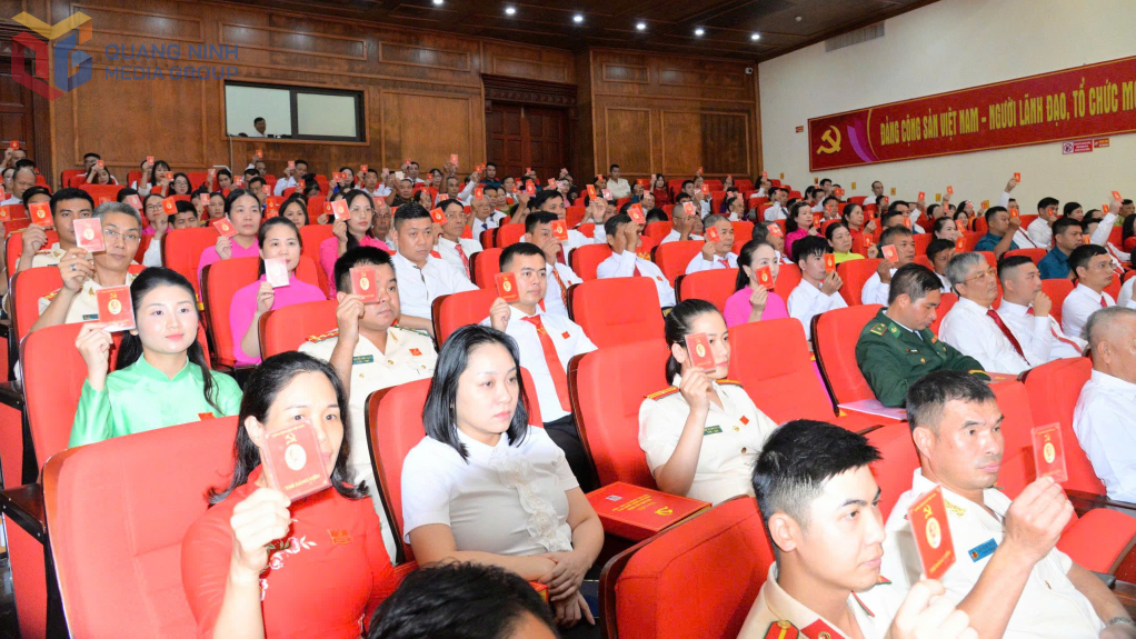 Các đại biểu biểu quyết thông qua Nghị quyết BCH Đảng bộ phường MÓng Cái 2 lần thứ I, nhiệm kỳ 2025-2030