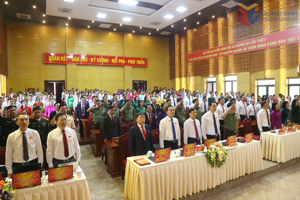 Các đại biểu thực hiện nghi lễ chào cờ tại Đại hội