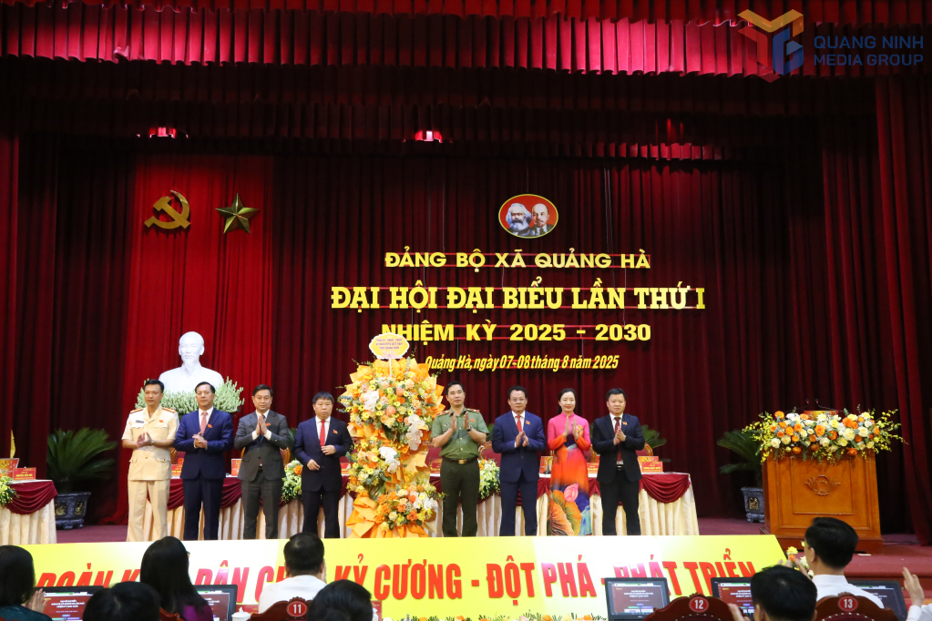 Thiếu tướng Phạm Văn Phúc, Uỷ viên BTV Tỉnh uỷ, Giám đốc Công an tỉnh tặng hoa chúc mừng Đại hội