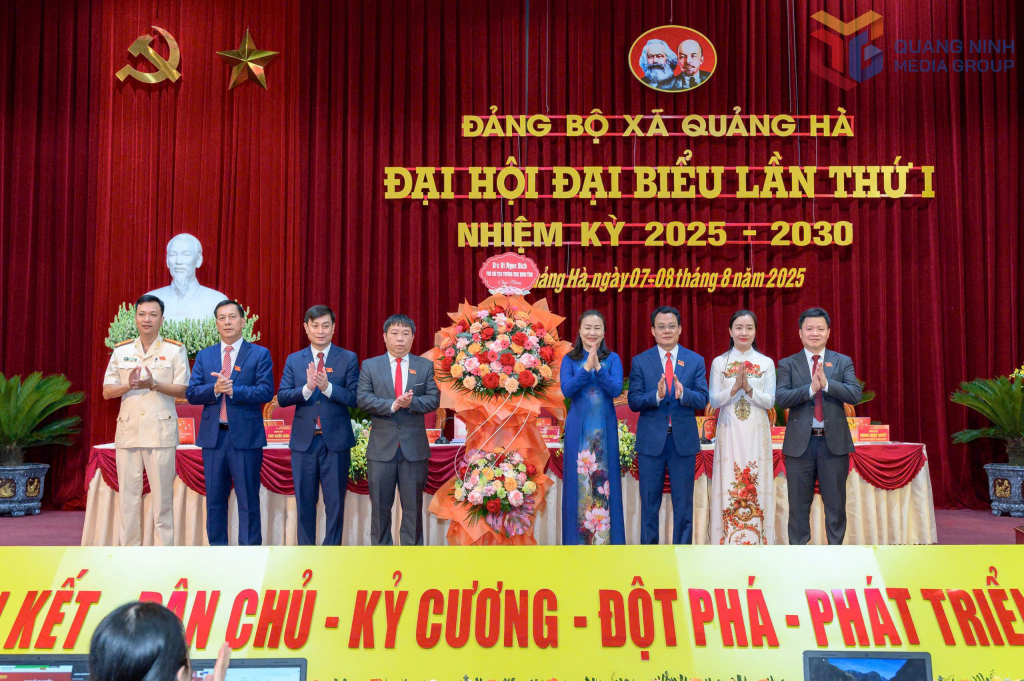 Đồng chí Vi Ngọc Bích, Uỷ viên BTV Tỉnh uỷ, Phó Chủ tịch Thường trực HĐND tỉnh tặng hoa chúc mừng Đại hội