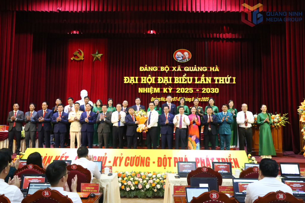 Thiếu tướng Trần Văn Phúc, Uỷ viên BTV Tỉnh uỷ, Giám đốc Công an tỉnh tặng hoa, chúc mừng BCH Đảng bộ xã Quảng Hà lần thứ I, nhiệm kỳ 2025-2030 gồm 27 đồng chí