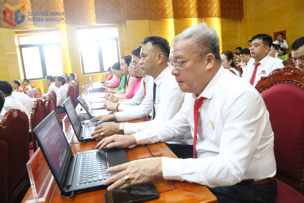 Các đại biểu nghiên cứu tài liệu Đại hội