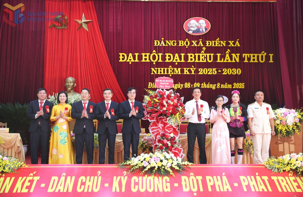 Đồng chí Nguyễn Văn Hồi, Chủ tịch Uỷ ban MTTQ Việt Nam tỉnh tặng hoa chúc mừng Đại hội Đại biểu xã Điền Xá lần thứ I, nhiệm kỳ 2025-2030.