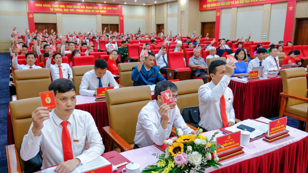Các đại biểu biểu quyết thông qua Nghị quyết Đại hội