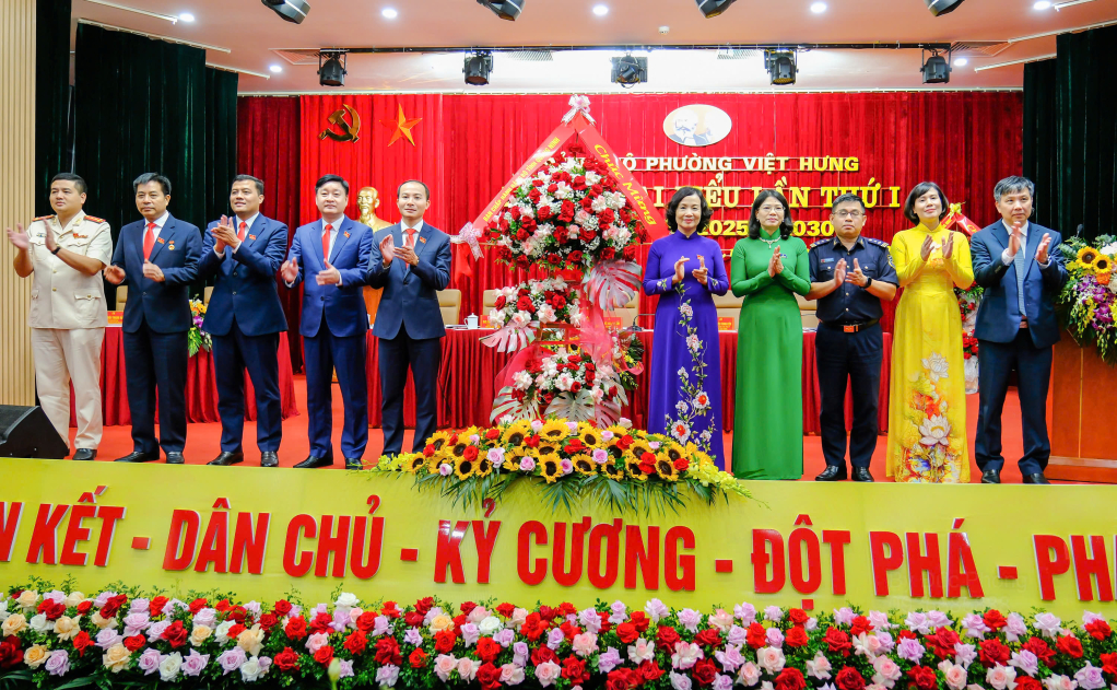 Các đồng chí lãnh đạo tỉnh tặng hoa chúc mừng Đại hội