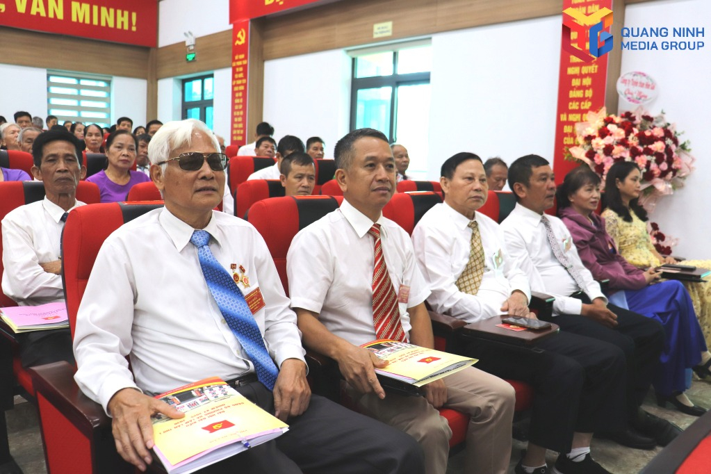 Các đại biểu chăm chú theo dõi đại hội.
