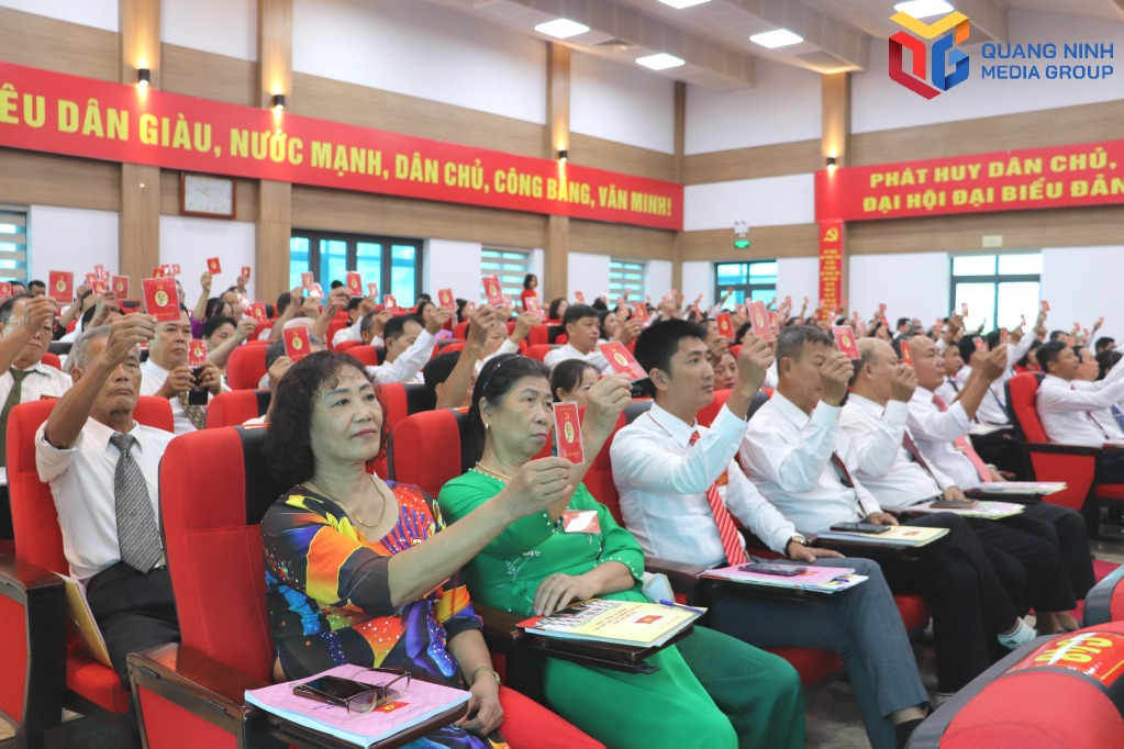 Các đại biểu biểu quyết thông qua Nghị quyết đại hội.