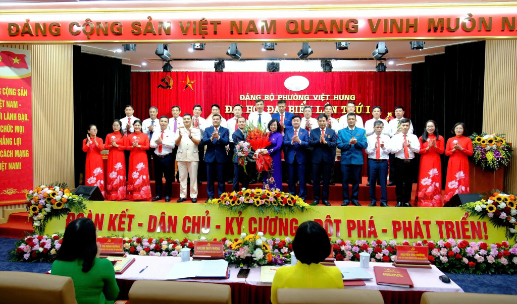 Đồng chí Bùi Thúy Phượng, Ủy viên BTV, Trưởng Ban Tổ chức Tỉnh ủy tặng hoa Ban Chấp hành Đảng bộ phường Việt Hưng nhiệm kỳ 2025 - 2030