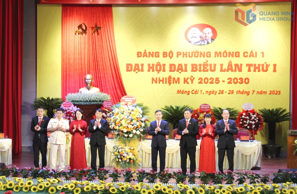 Đồng chí Phạm Đức Ấn, Phó Bí thư Tỉnh ủy, Chủ tịch UBND tỉnh, tặng hoa chúc mừng Đại hội đại biểu Đảng bộ phường Móng Cái 1 lần thứ I, nhiệm kỳ 2025-2030.