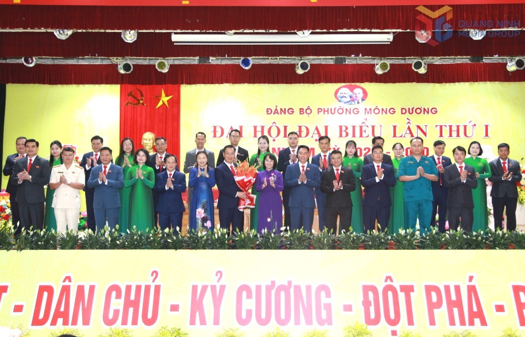 Đồng chí Trịnh Thị Minh Thanh, Phó Bí thư Thường trực Tỉnh ủy, Chủ tịch HĐND tỉnh, tặng hoa chúc mừng Ban Chấp hành Đảng bộ phường Mông Dương lần thứ I, nhiệm kỳ 2025-2030.