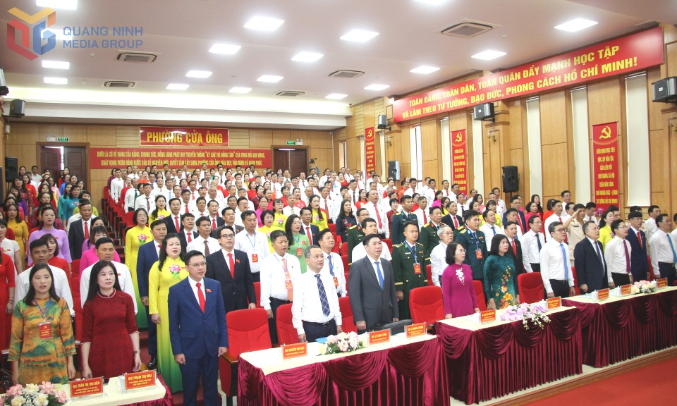 Các đại biểu thực hiện nghi thức chào cờ.
