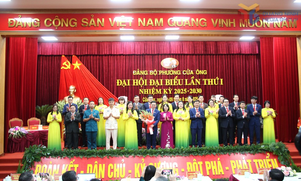 Đồng chí Trịnh Thị Minh Thanh, Phó Bí thư Thường trực Tỉnh ủy, Chủ tịch HĐND tỉnh, tặng hoa chúc mừng Ban Chấp hành Đảng bộ phường Cửa Ông lần thứ I, nhiệm kỳ 2025-2030.