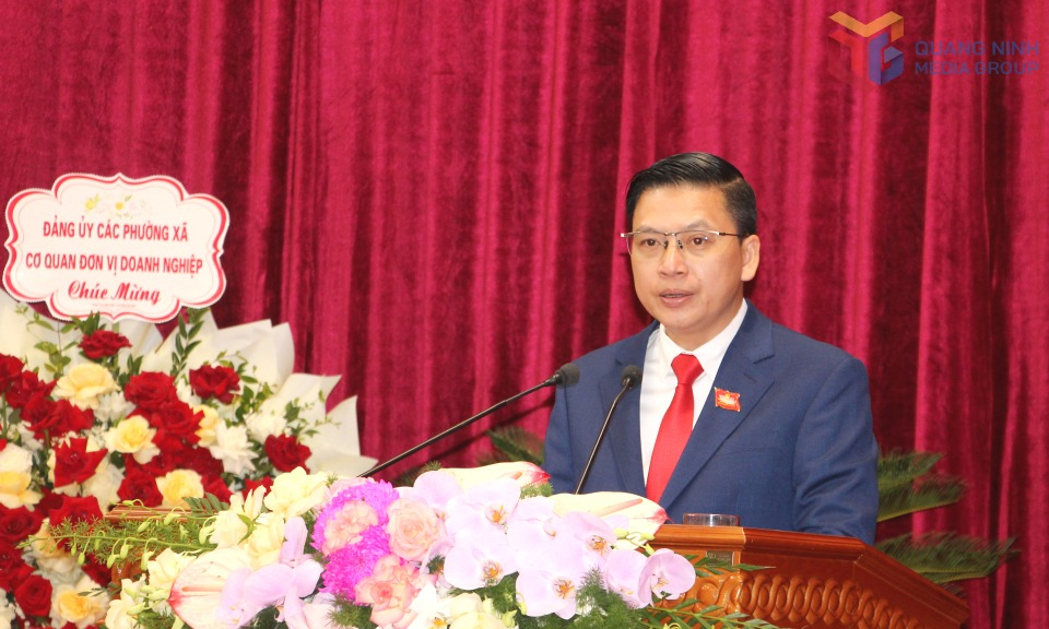 Đồng chí Đinh Ngọc Chiến, Bí thư Đảng ủy phường Cửa Ông, phát biểu tại đại hội.