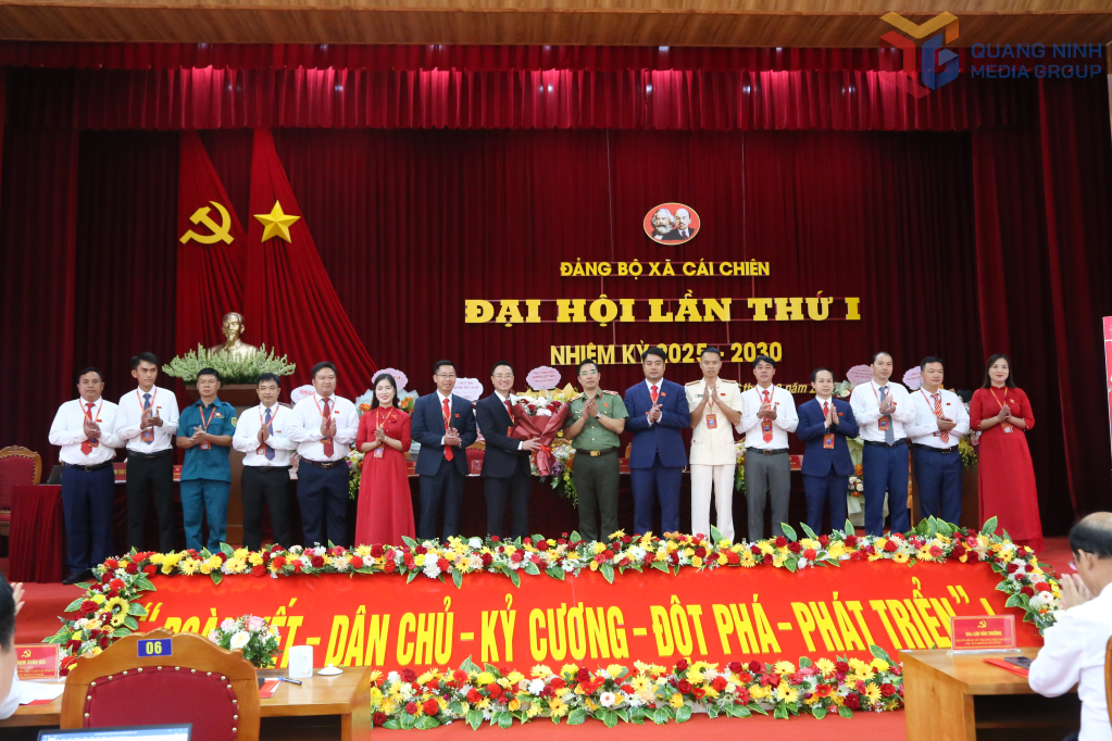 Thiếu tướng Trần Văn Phúc, Uỷ viên BTV Tỉnh uỷ, Giám đốc Công an tỉnh tặng hoa chúc mừng BCH Đảng bộ xã Cái Chiên, nhiệm kỳ 2025-2030