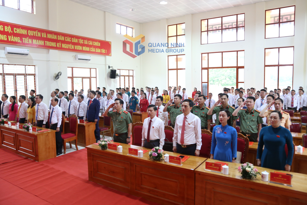 Các đại biểu thực hiện nghi lễ chào cờ tại Đại hội